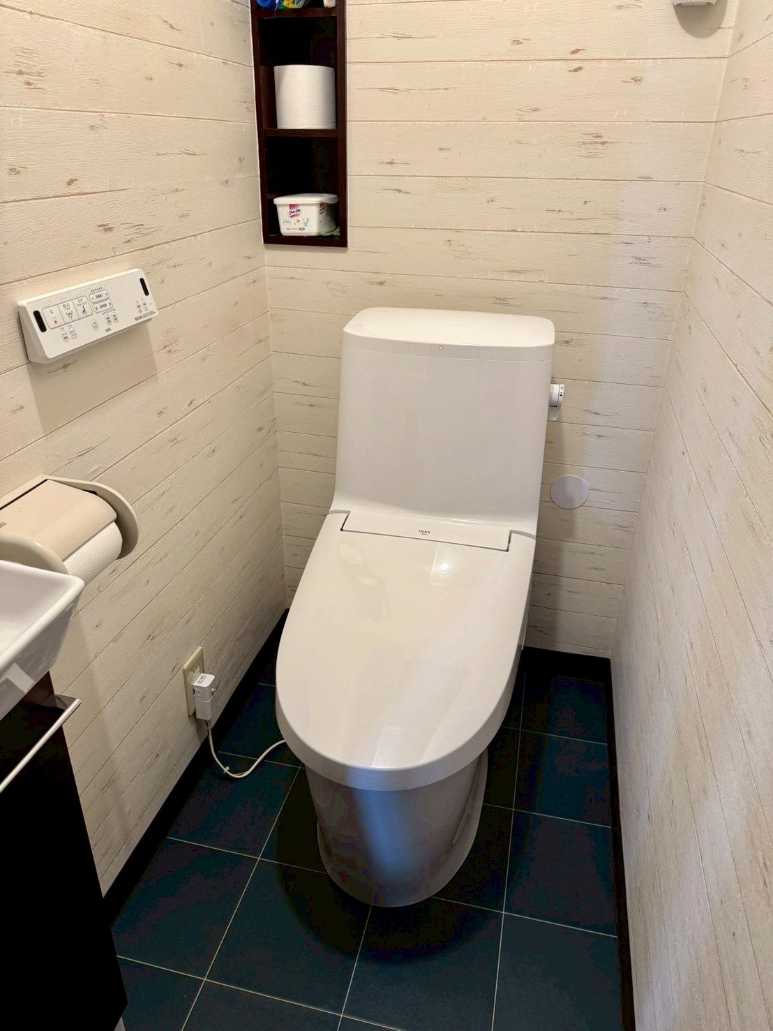 【スタイリッシュなトイレ空間】神奈川県横浜市でのトイレリフォーム工事、トイレ床改修工事